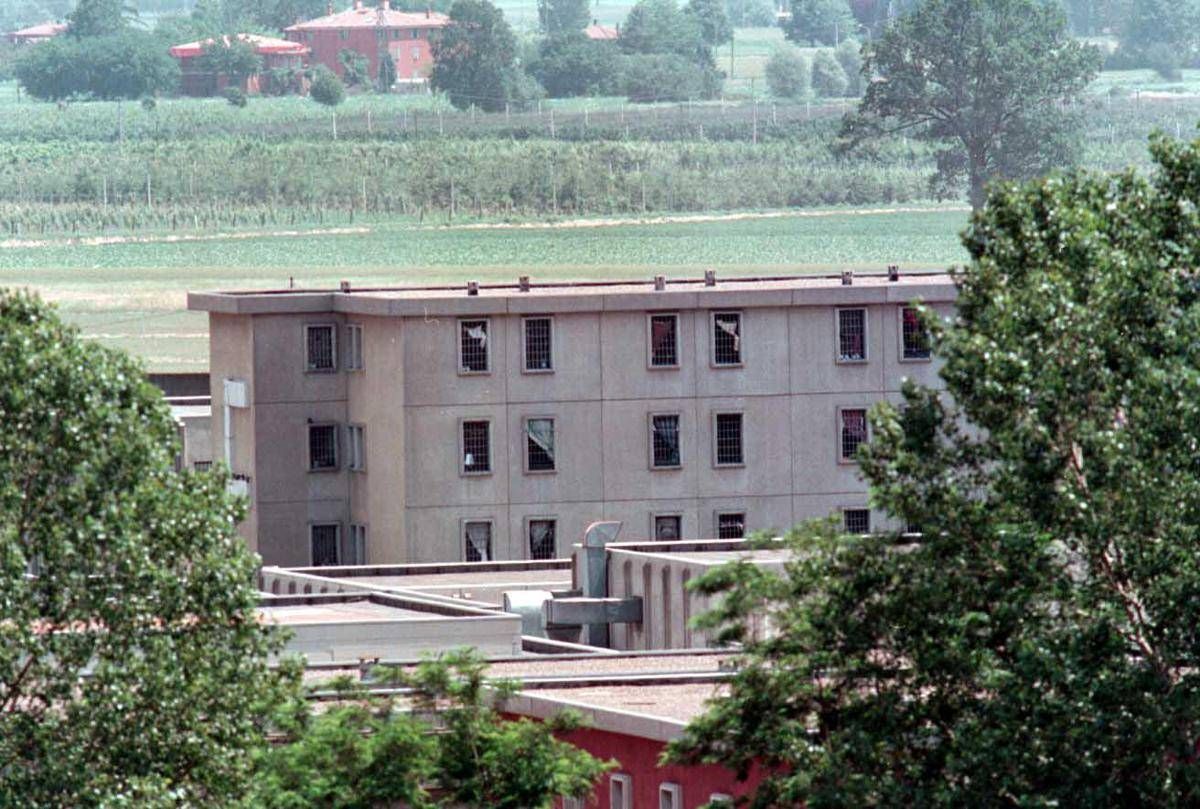 Bologna, condannato per la strage di Corinaldo esce dal carcere per laurearsi e fugge - 