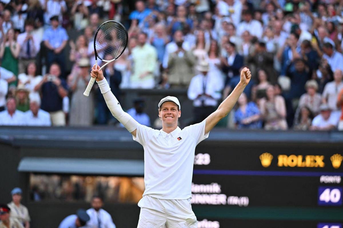 Sinner, il ritorno sul campo di Wimbledon per una foto speciale che omaggia l'Italia - 