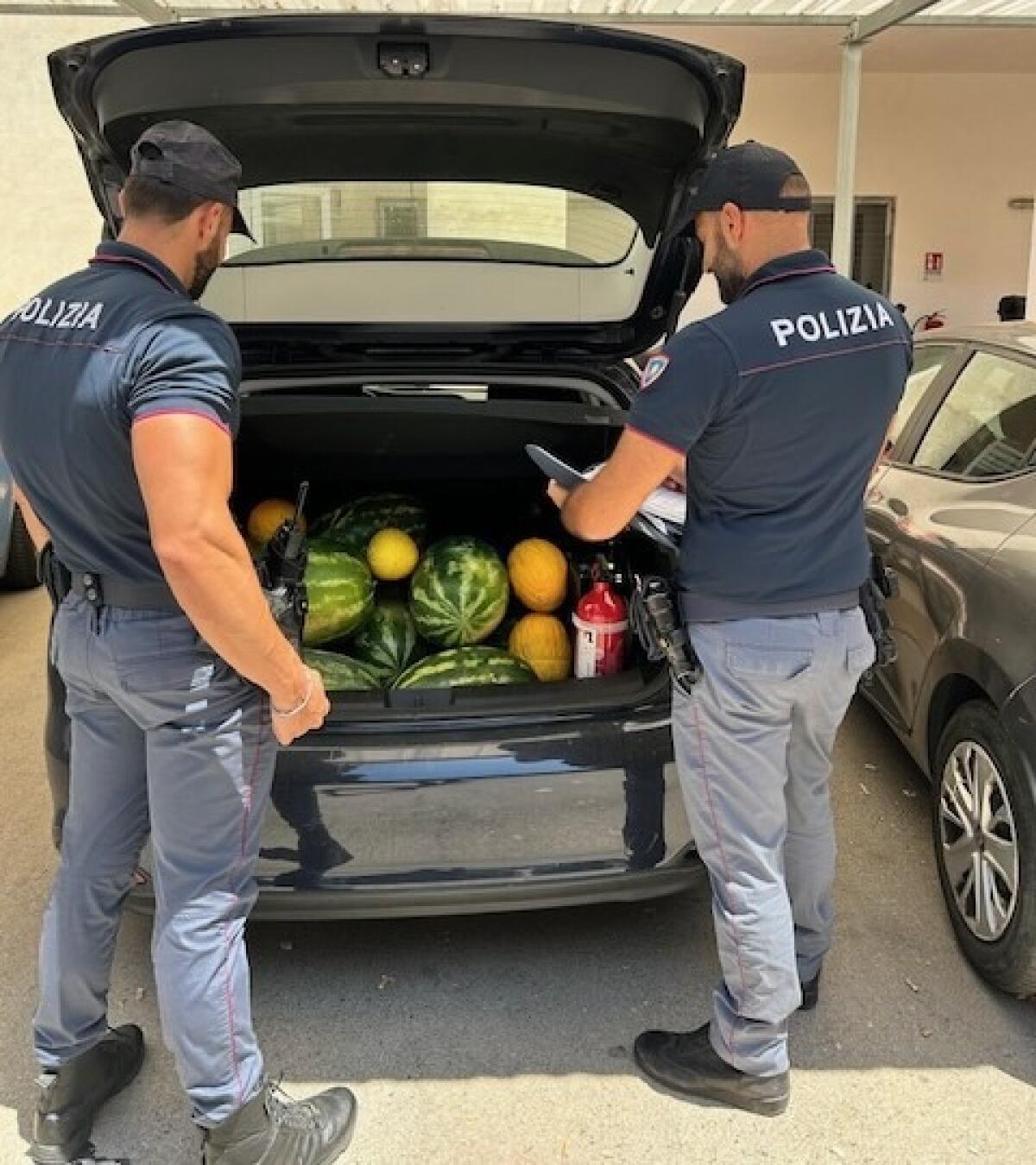 Polizia di Catania interviene su frutta abusiva | Ecco cosa non ti hanno mai detto sui mercati locali! -