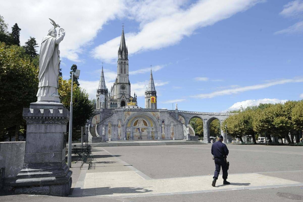 A Lourdes "guarigione inspiegabile", 67enne italiana con sclerosi torna a camminare - 
