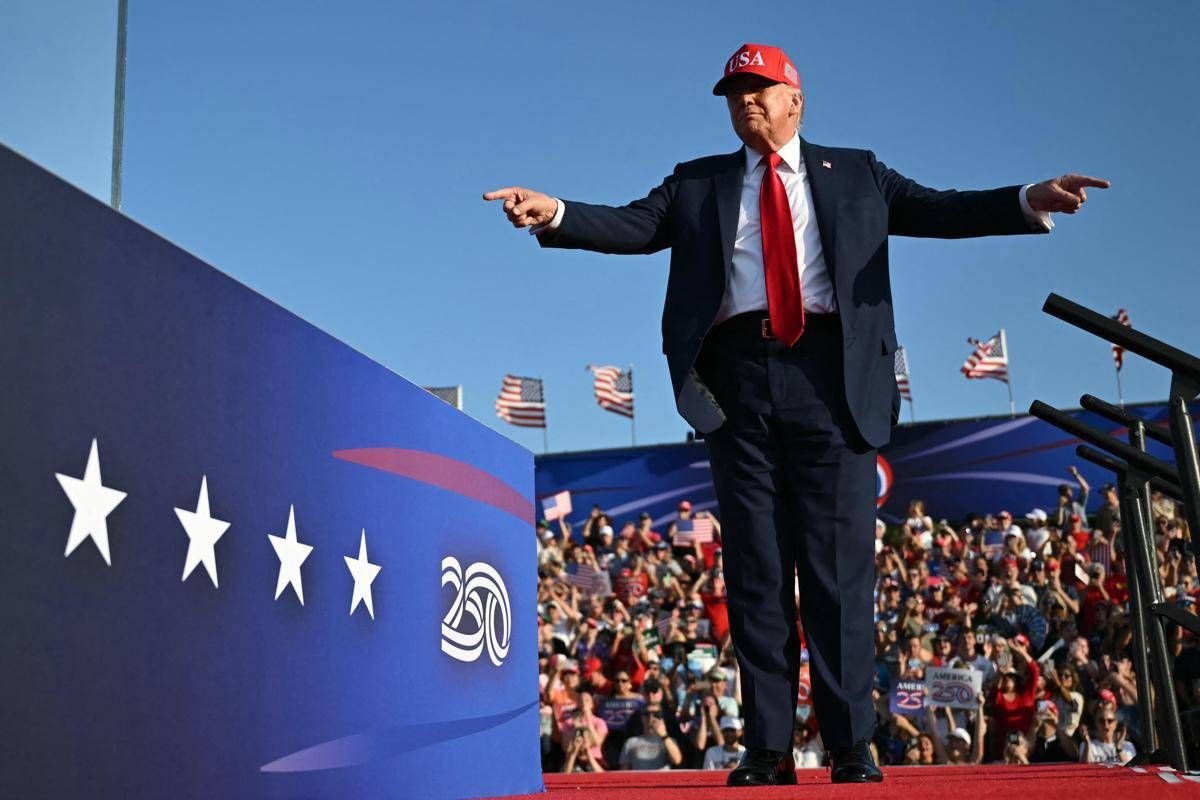 La minaccia dei dazi Usa pesa sull'Europa ma intanto gli affari di Trump vanno a gonfie vele -