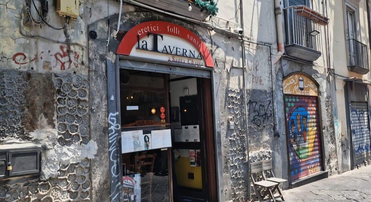 Caso archiviato per la taverna di Napoli | Ma perché il sindaco non ha protetto la ristoratrice? - 