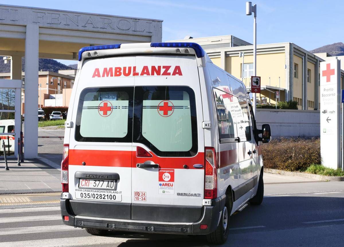 Lecce, malore in auto mentre aspetta moglie sotto sole: muore a 35 anni -