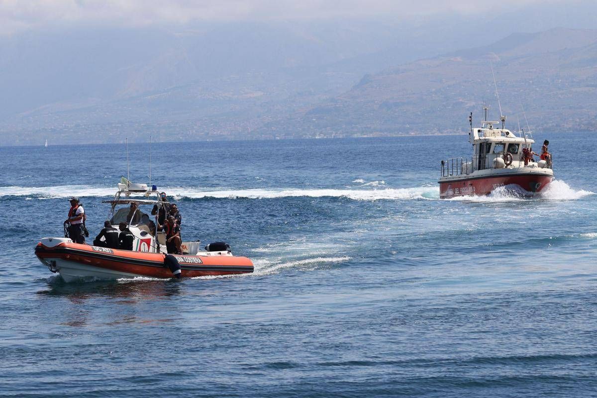 Roma, peschereccio ribaltato al largo di Anzio: un disperso -