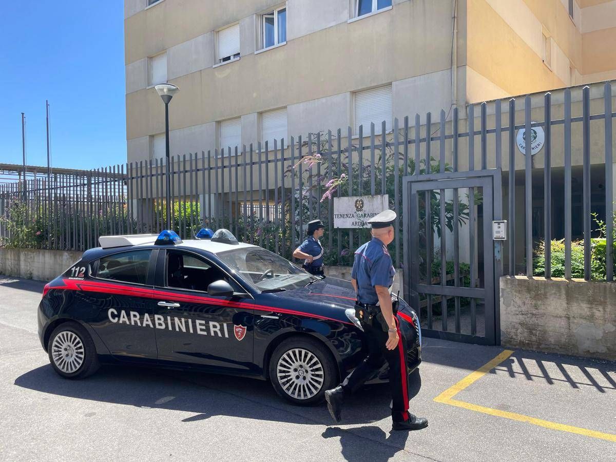 Sequestrati in auto per ore e rapinati, notte di terrore per due giovani di Ardea: arrestata coppia -