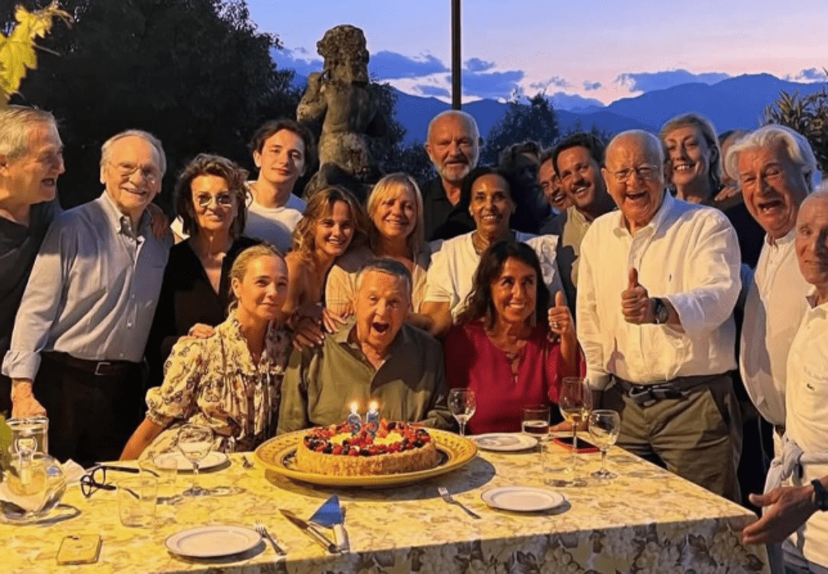 Renato Pozzetto compie 85 anni, il video della festa in famiglia con Massimo Boldi - 