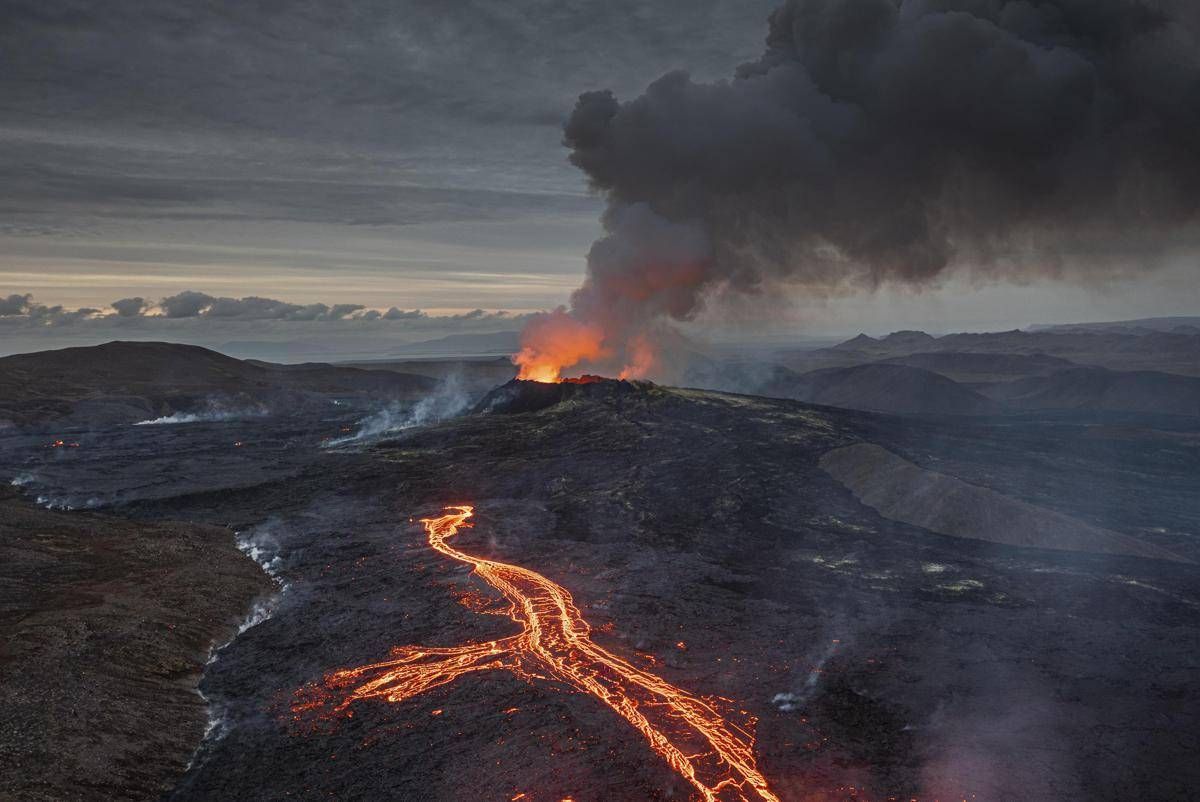 Islanda, erutta vulcano Sundhnukur: evacuati abitanti Grindavik dopo 130 scosse sismiche - 