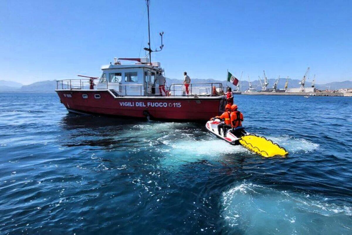 Vigili del Fuoco: La sorprendente attività che ha incantato i bambini in riva al mare | Scopri come una semplice dimostrazione ha cambiato tutto! - 