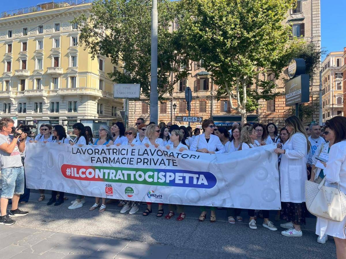 Farmacie, protesta dipendenti a Roma: "Umiliati, vogliamo stipendi dignitosi" - 