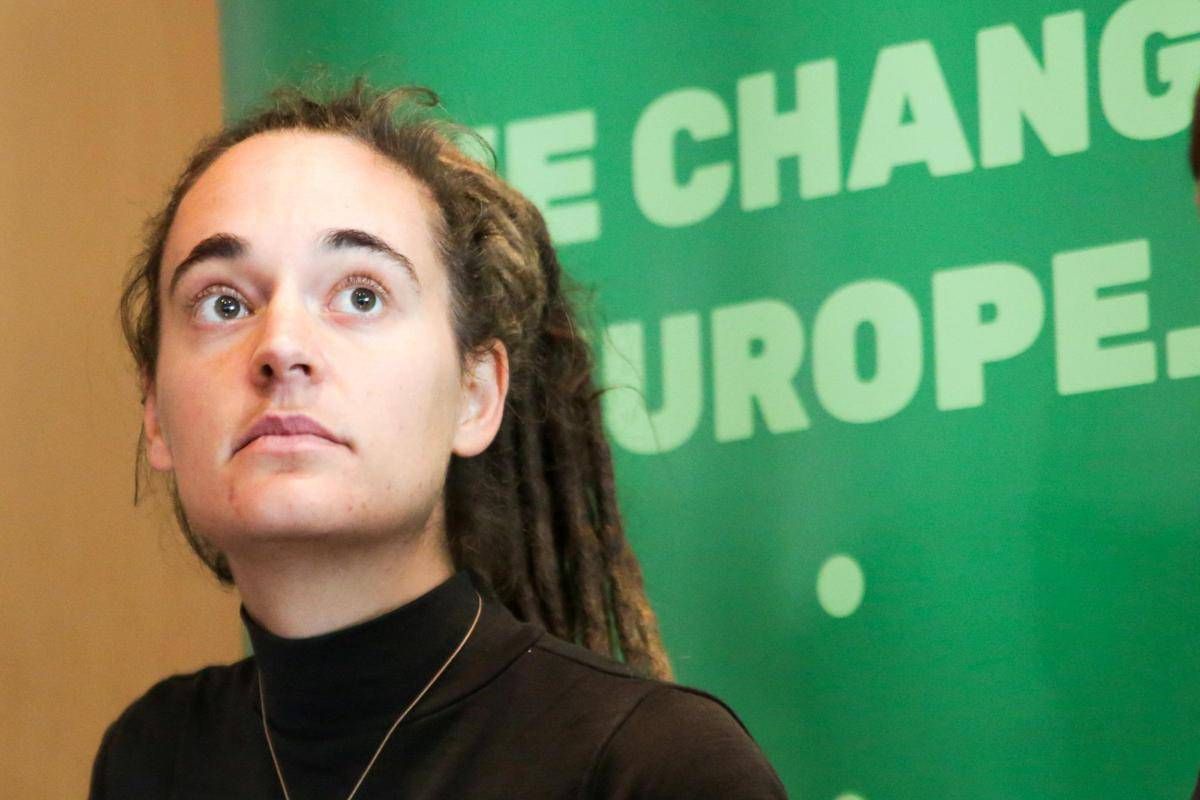 Ue, Carola Rackete si dimette da eurodeputata. Left: "Ci mancherà" -