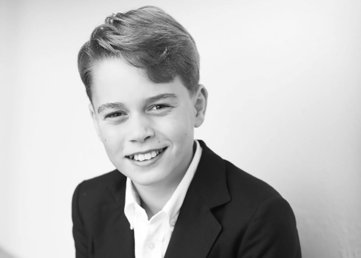 Principe George compie 12 anni, la foto ufficiale e la dedica di Kate e William -