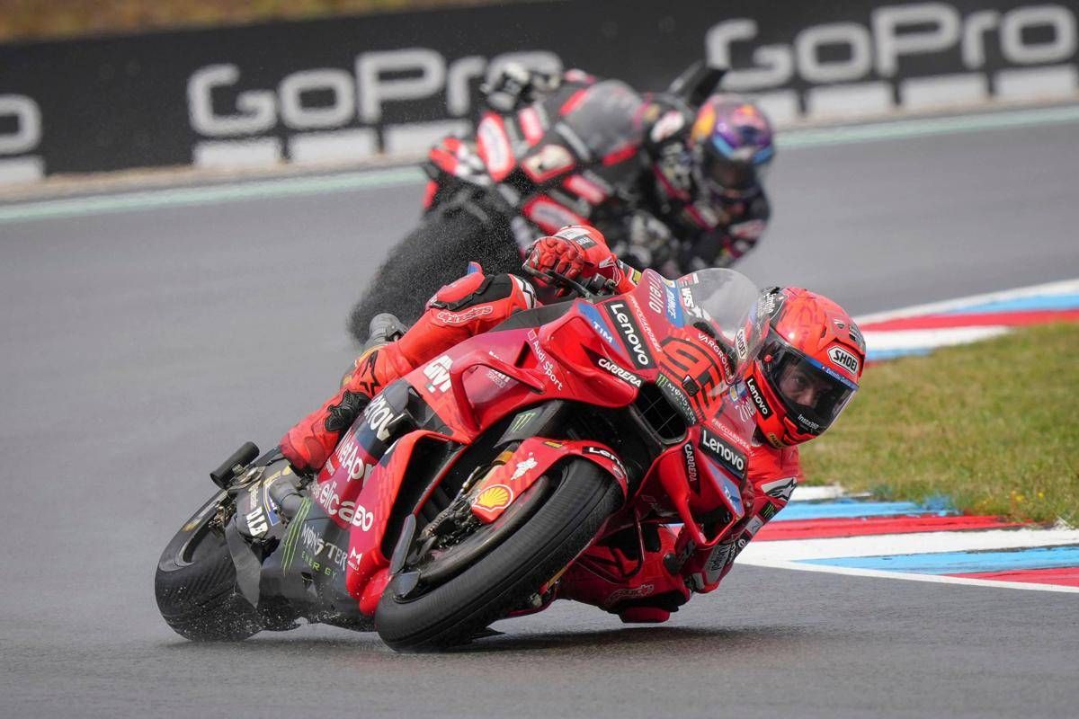 MotoGp, Marquez trionfa in Repubblica Ceca davanti a Bezzecchi. Delude Bagnaia -