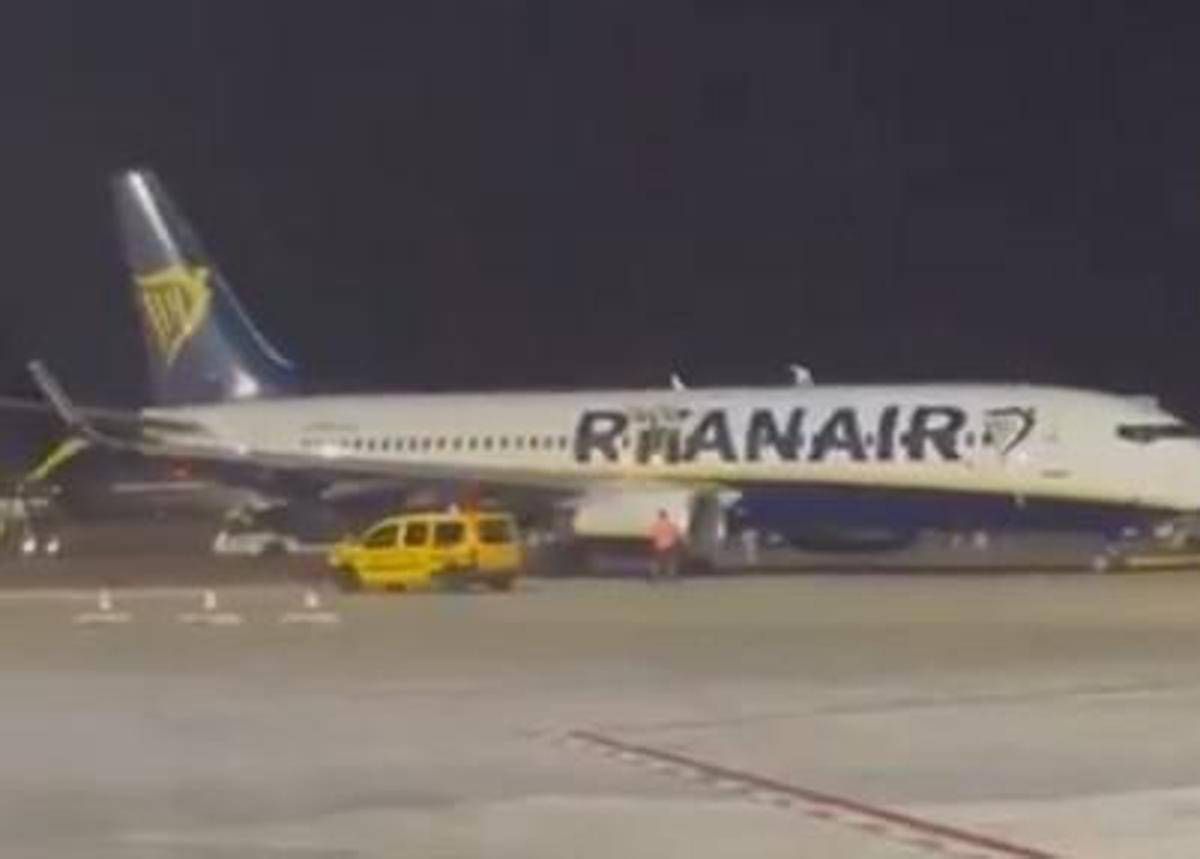 Spagna, falso allarme incendio su volo Ryanair: nella fuga 18 feriti lievi - Video - 