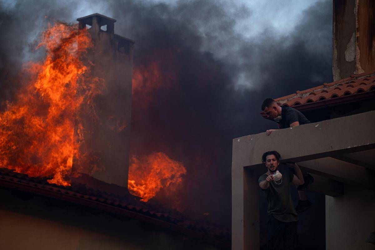 Grecia, ancora incendi ed evacuazioni: situazione critica a Eubea, Kythira e Creta -