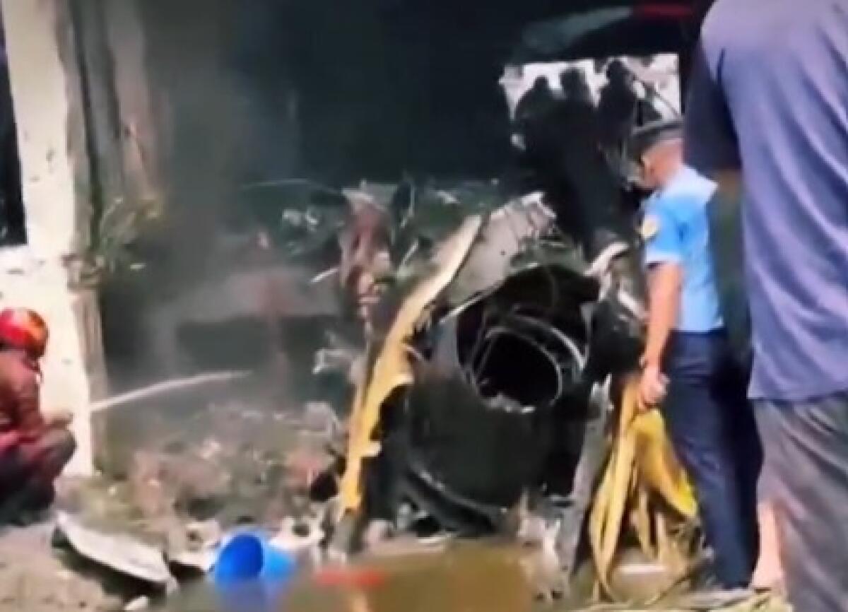 Un'insegnante eroe salva 20 bambini da un disastro aereo | Ma perché il governo tace sulla tragedia? - 