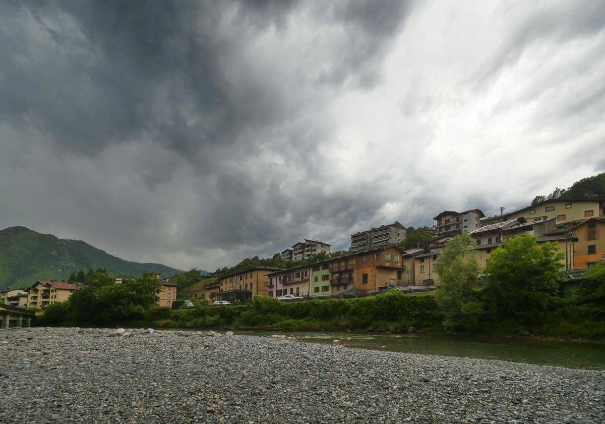 Maltempo al Nord, voli dirottati per forti temporali. Violento nubifragio a Como - 