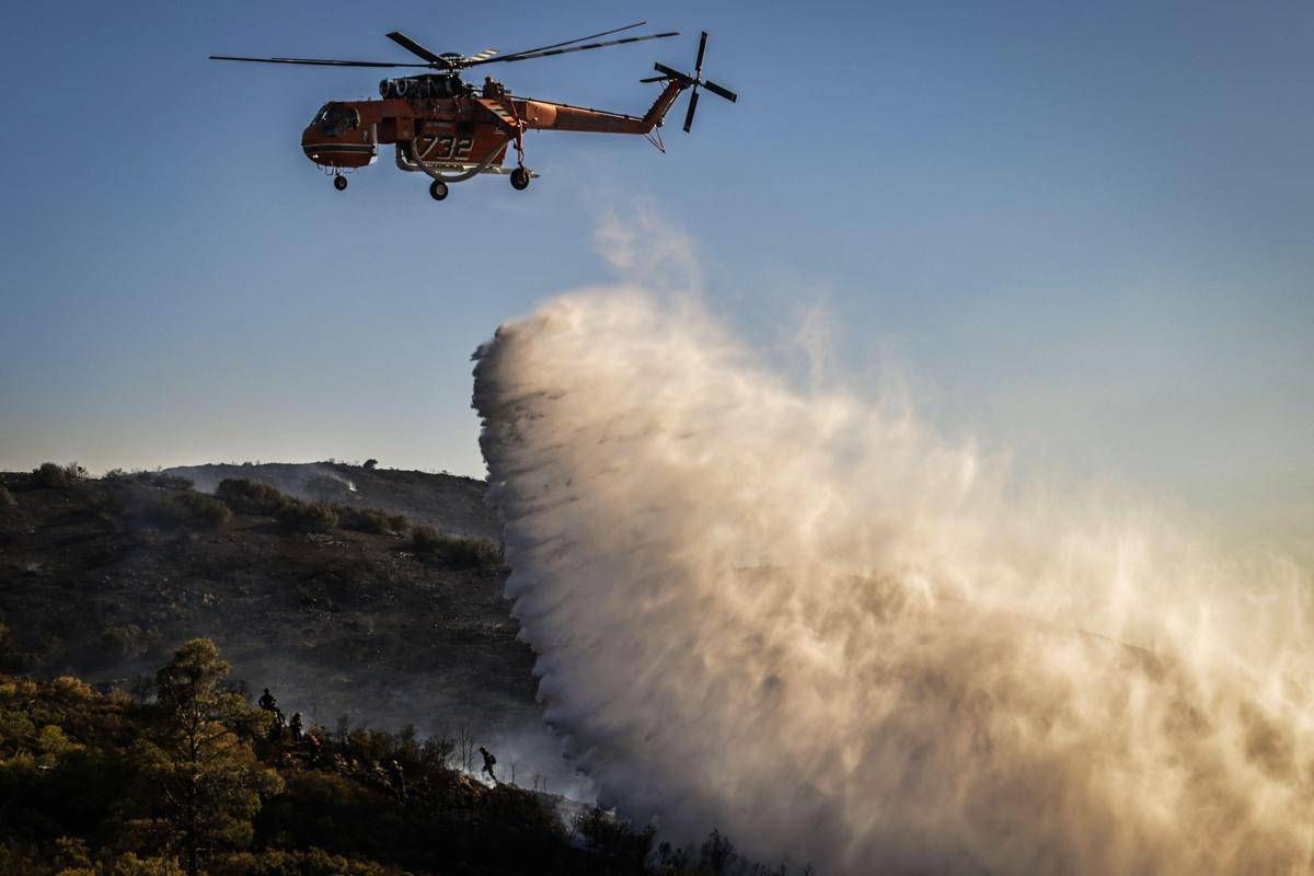 Grecia, Creta in fiamme: maxi incendio vicino a hotel, evacuazioni di massa - 