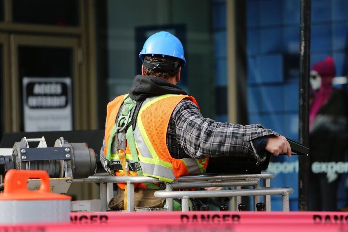 Genova introduce il salario minimo | La sindaca Salis sfida le norme di lavoro tradizionali! -