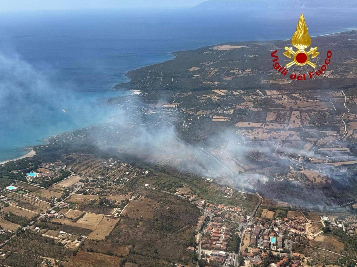 Sardegna, nuovo incendio: fiamme a Orosei, evacuati un resort e diverse case - 
