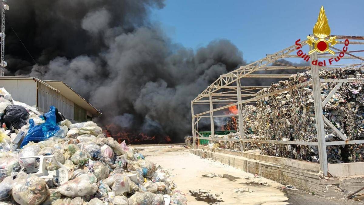 Incendio ad Augusta, fiamme in stabilimento rifiuti: alta colonna di fumo nero - 