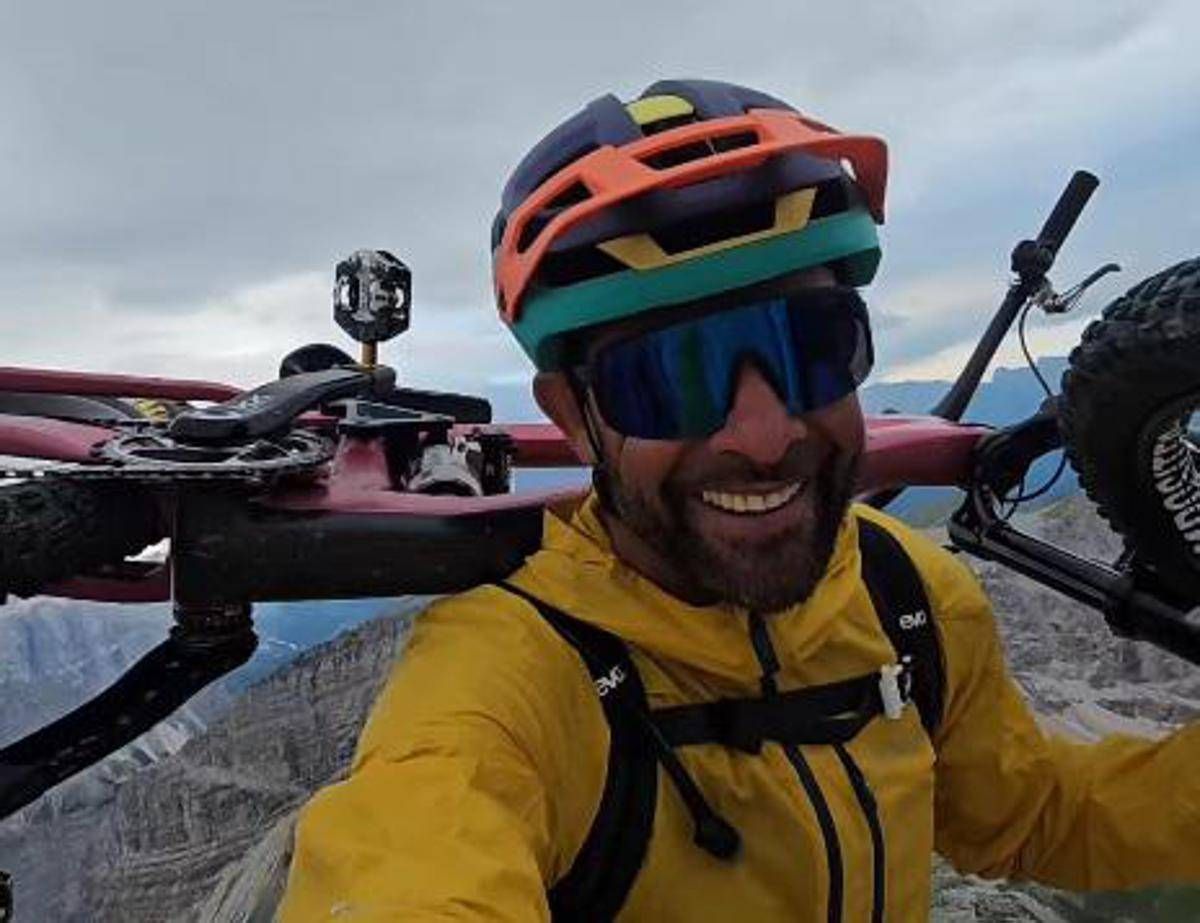 Biker estremo star dei social precipita per 200 metri, trovato morto Andreas Tonelli - 