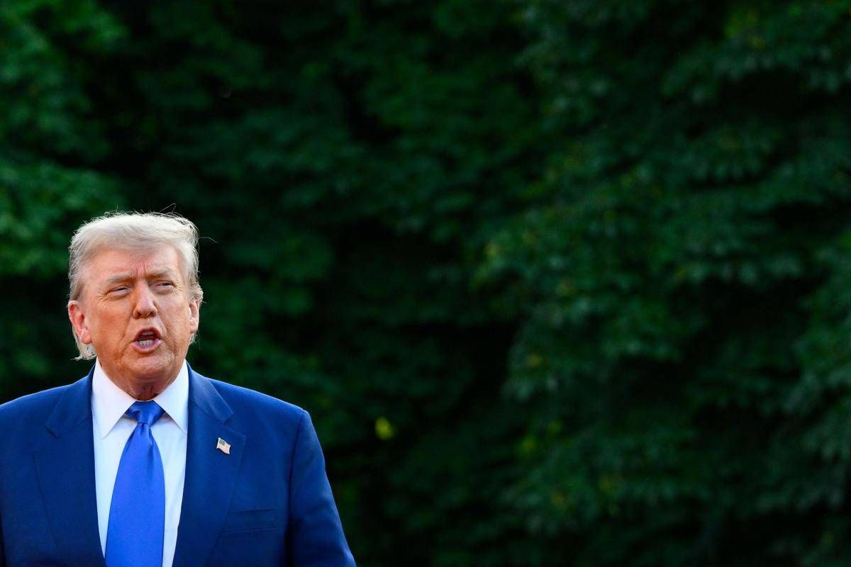 Dazi Usa, Trump invia oggi le prime lettere e minaccia: "+10% ai pro-Brics" -