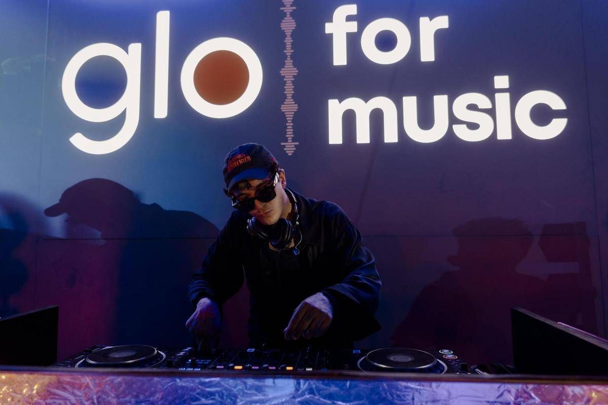 Tananai conquista Fregene, esibizione live a sorpresa firmata 'glo for music' - 