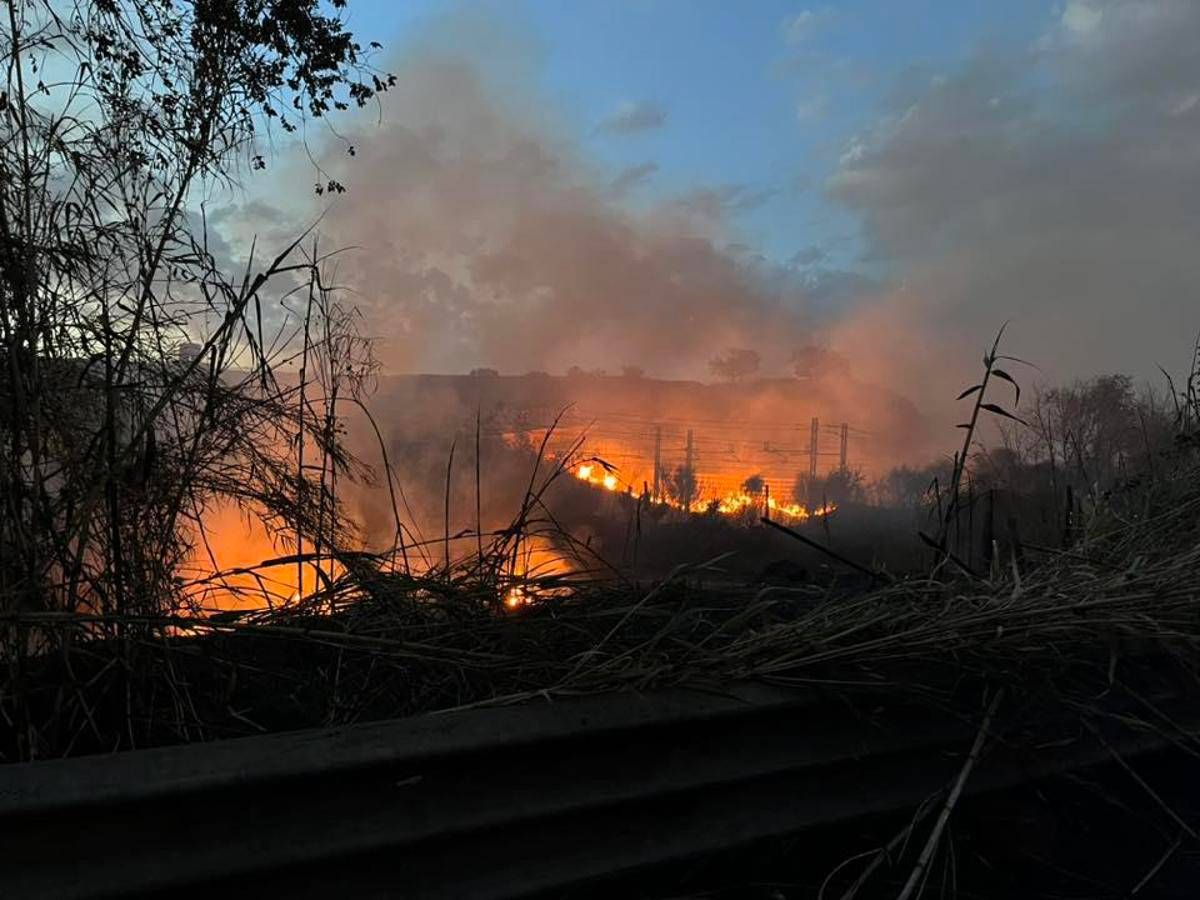 Incendio a Roma, strade chiuse tra Magliana e Fiumicino -