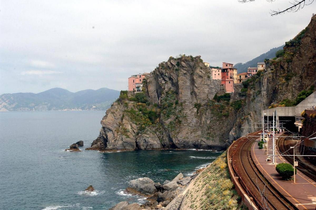 Tragedia alle Cinque Terre, muore cadendo da via dell'Amore dopo litigio con fidanzata - 