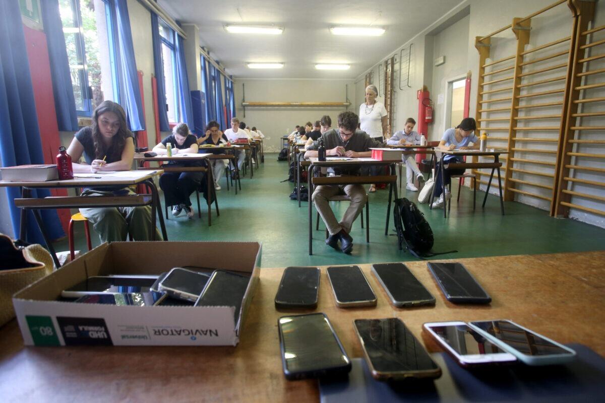 Divieto di smartphone nei licei | Gli studenti sorprendono con un consenso inaspettato! - 