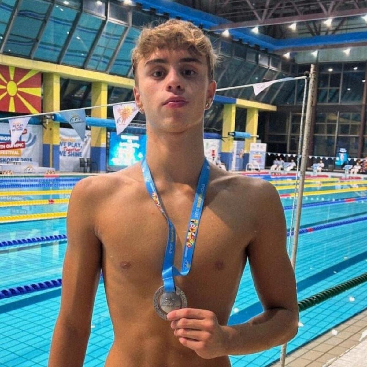 Vincenzo Maniaci conquista l'oro in Macedonia | Scopri perché il nuoto FIN Sicilia sta sorprendendo il mondo! -