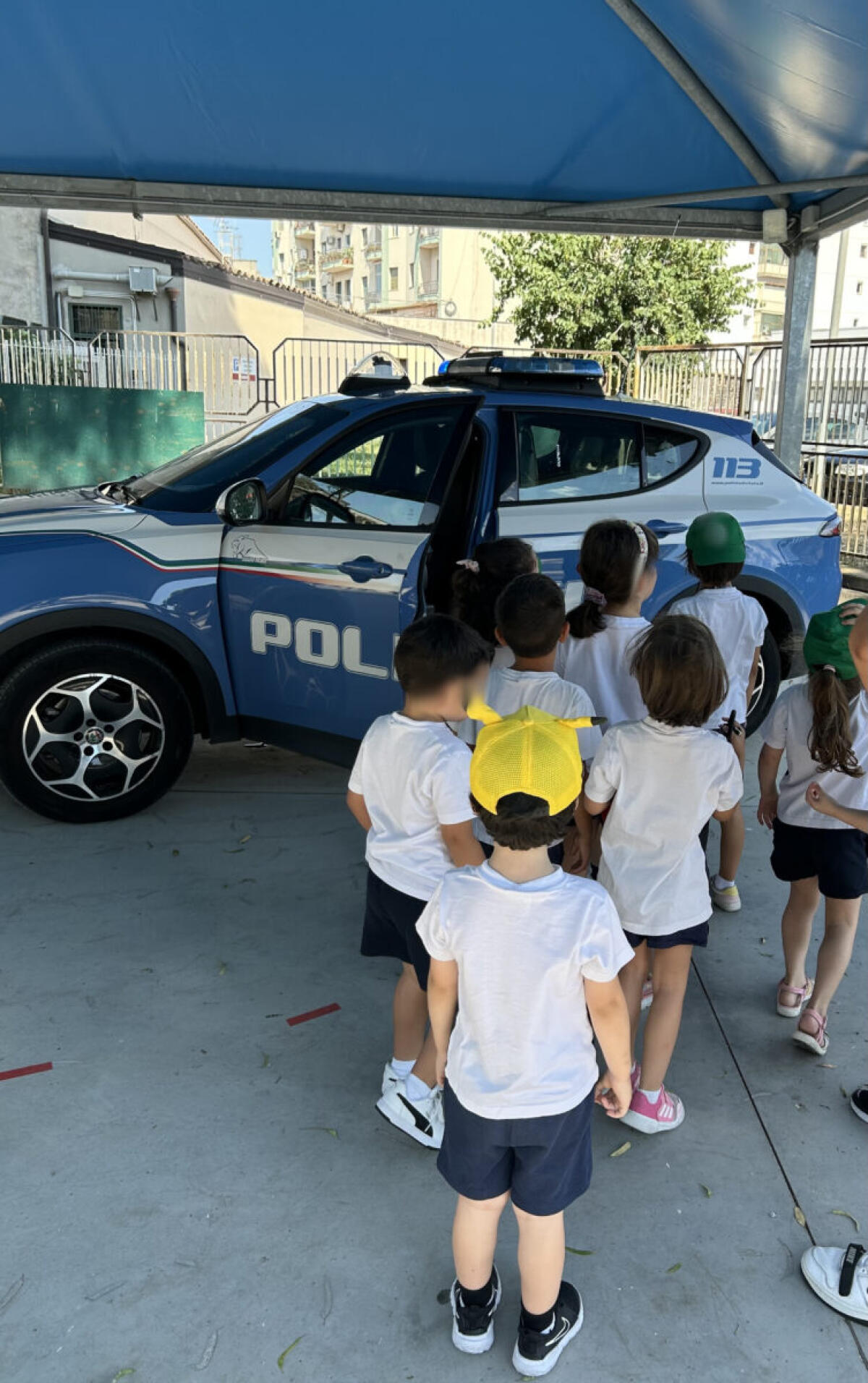Polizia di Catania sorprende i ragazzi con cani speciali | Scopri come sta cambiando la percezione della legalità! - 