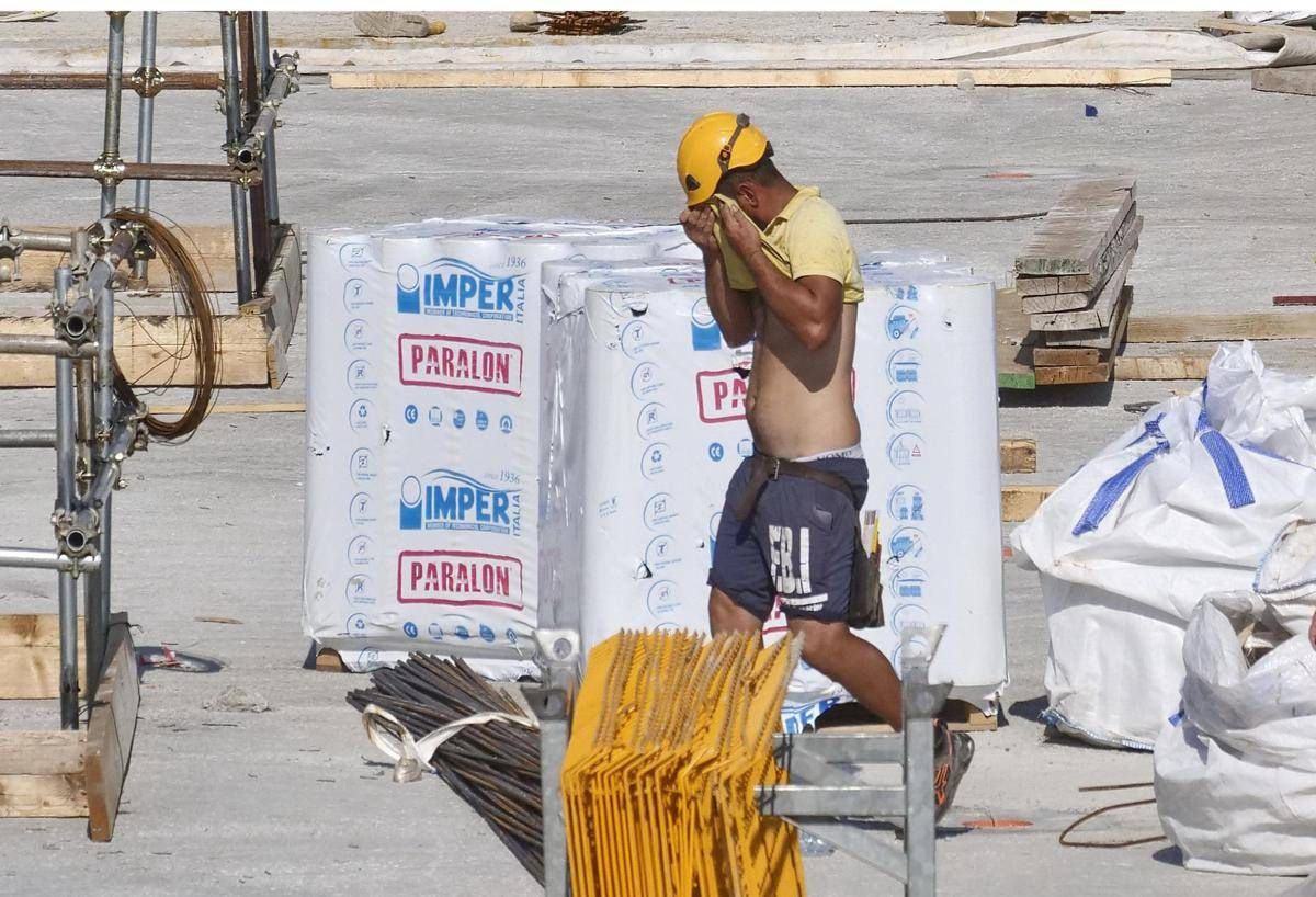 Caldo, firmato protocollo lavoro: "Priorità a salute e sicurezza" -