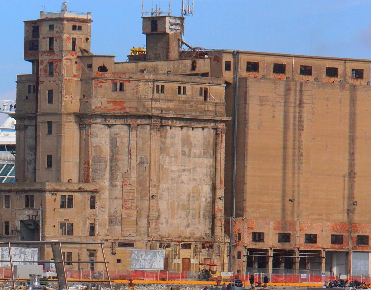 Livorno, allarme bomba su traghetto: scatta maxi emergenza in porto -