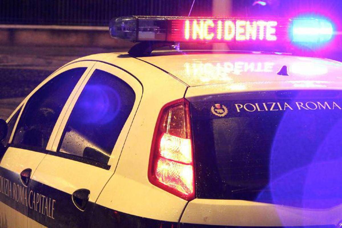 Incidente a Roma, scontro tra auto e moto su via Ostiense: un morto - 