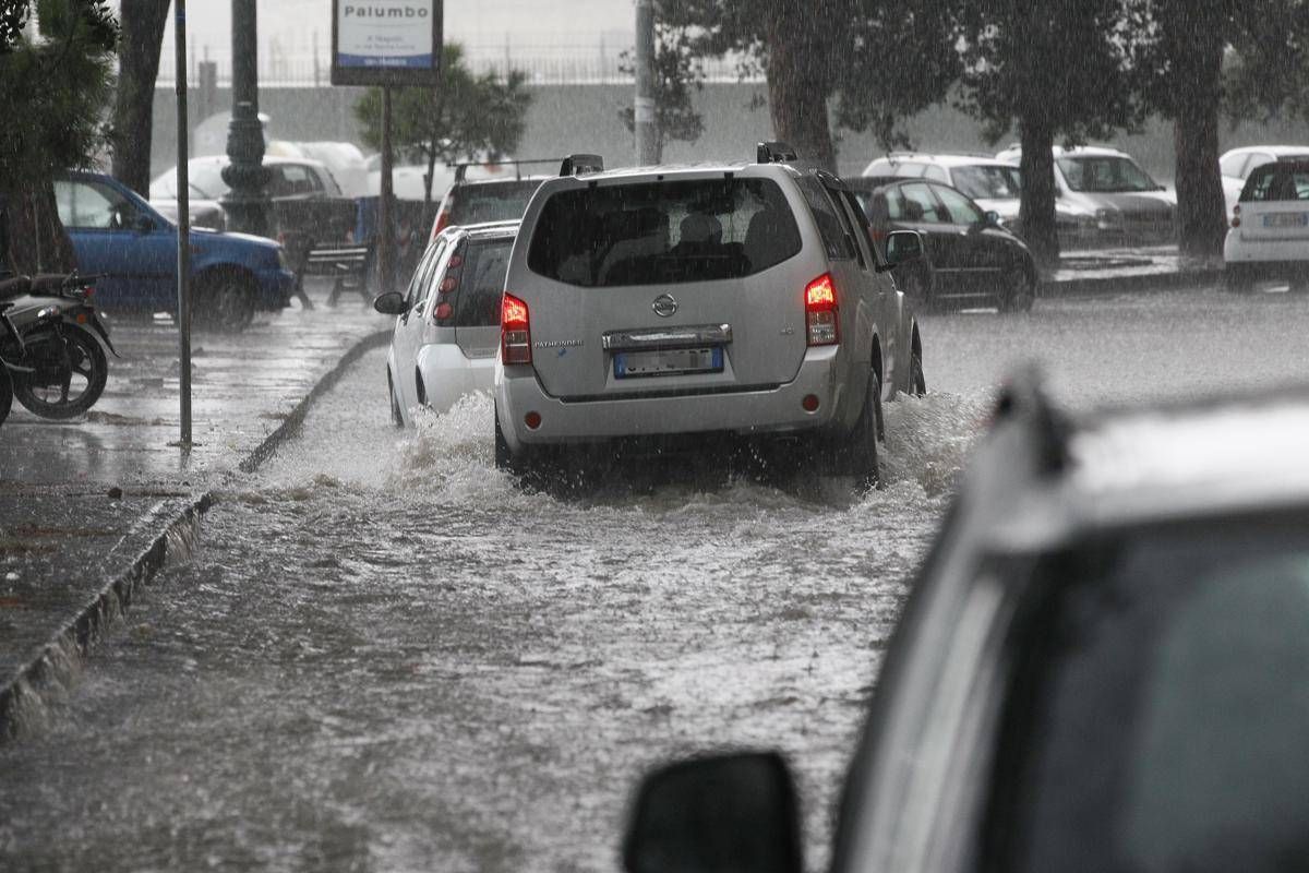 Nubifragio in Campania, bomba d'acqua a Bacoli e strade allagate a Napoli - 