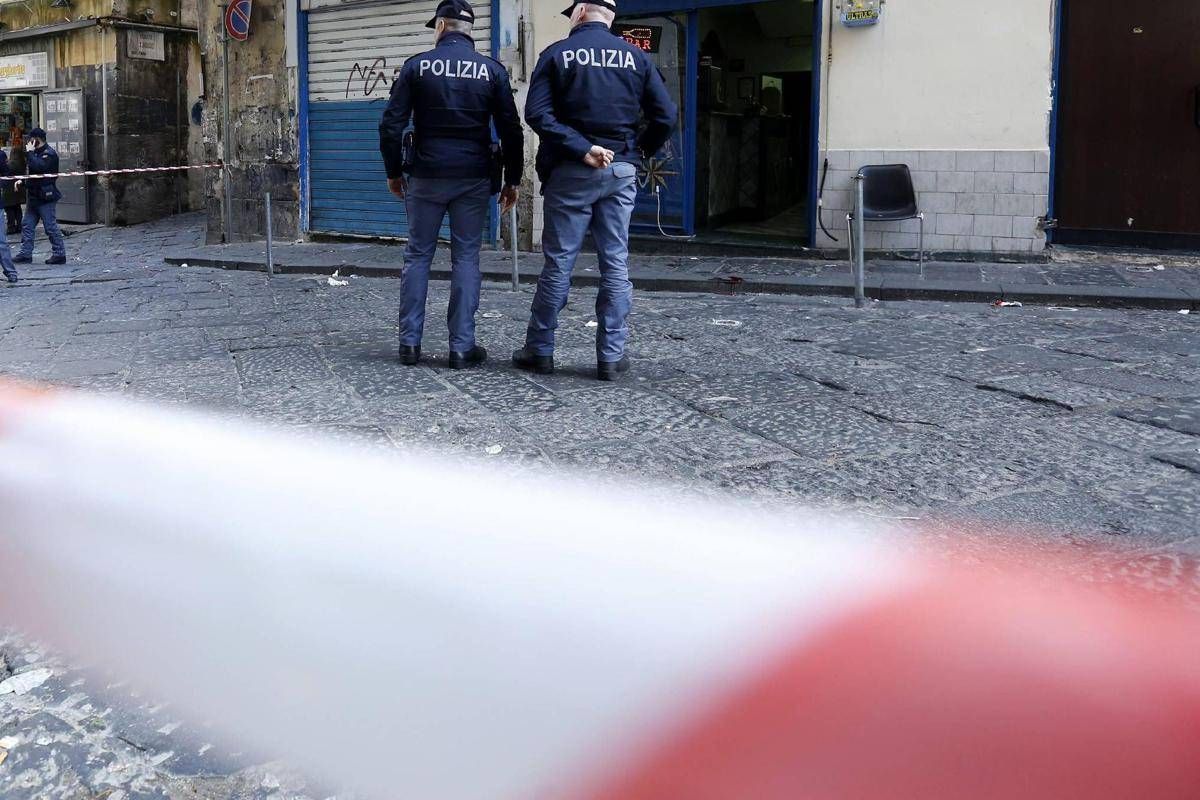 Napoli, due anziani fratelli trovati morti in casa: ipotesi omicidio-suicidio - 