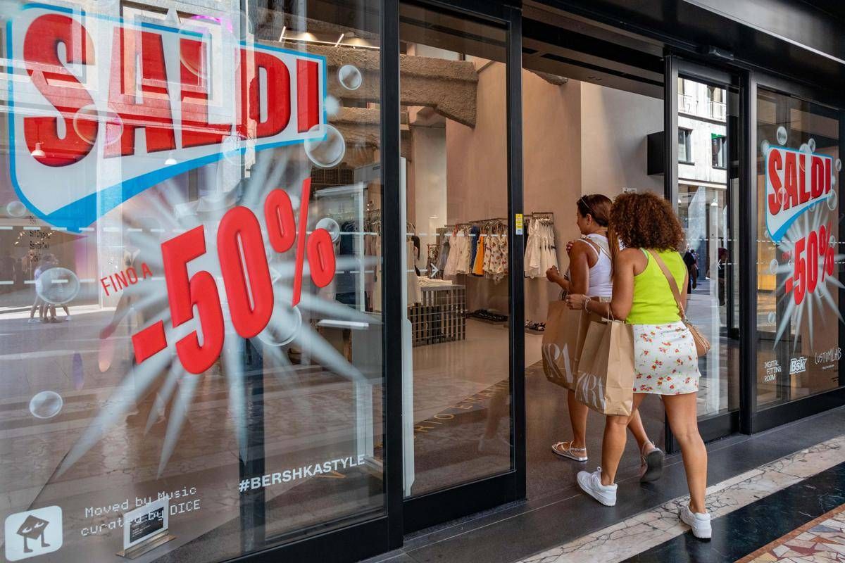 Saldi, come i negozi spingono gli acquisti puntando al cervello (e al cuore) degli italiani -