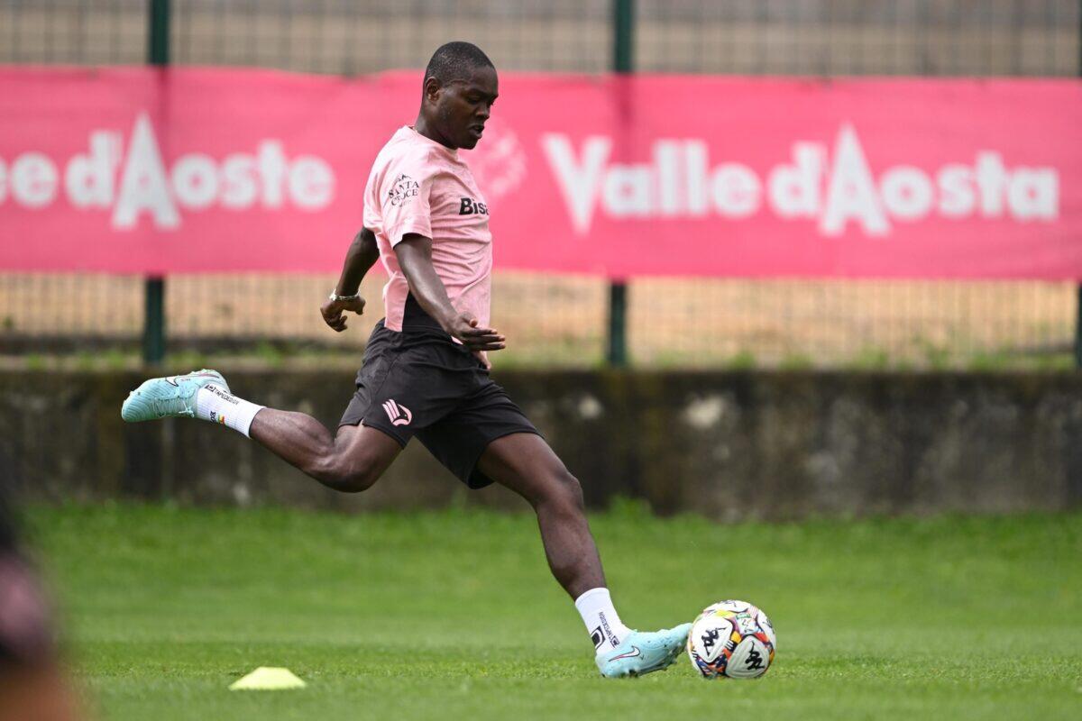 Emanuel Gyasi in conferenza a Palermo FC | Cosa nasconde davvero il nuovo acquisto? - 