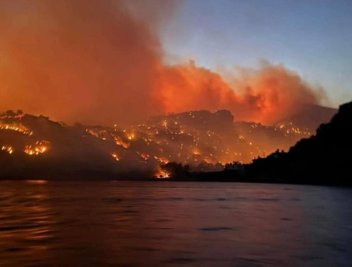Creta in fiamme: evacuazione straordinaria per 1.500 persone | Quanto è davvero sicuro il turismo in queste zone? - 
