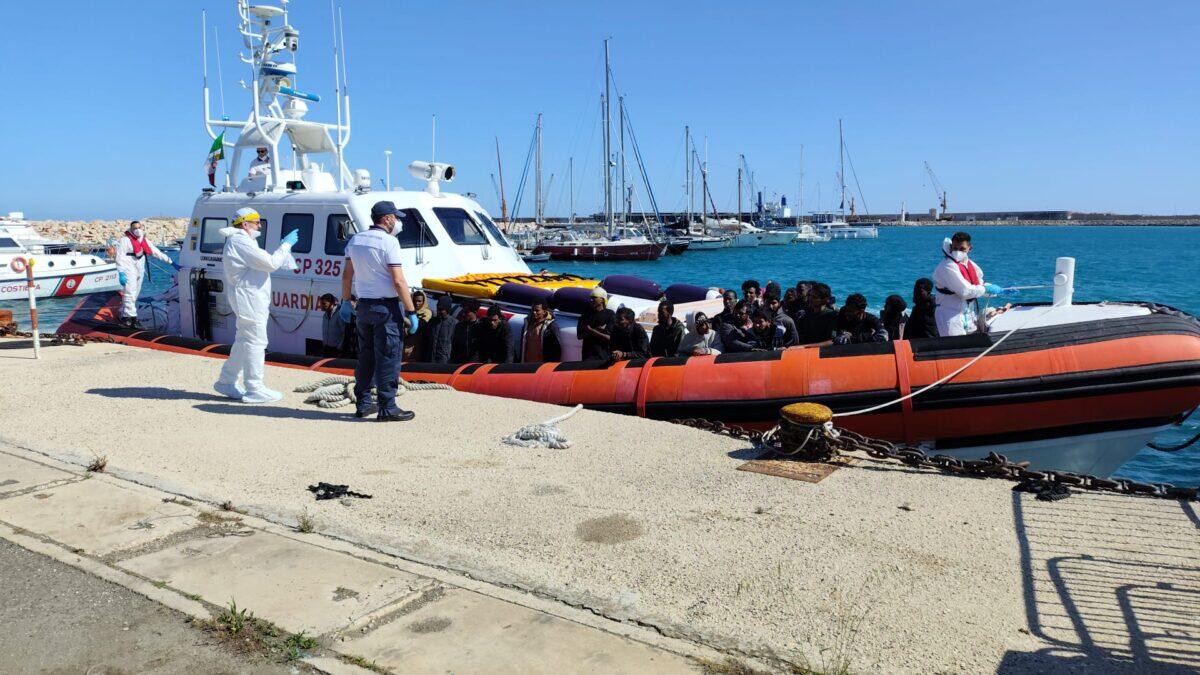 Scafisti arrestati a Ragusa | La verità nascosta dietro il traffico di migranti svelata dalla Polizia! - 