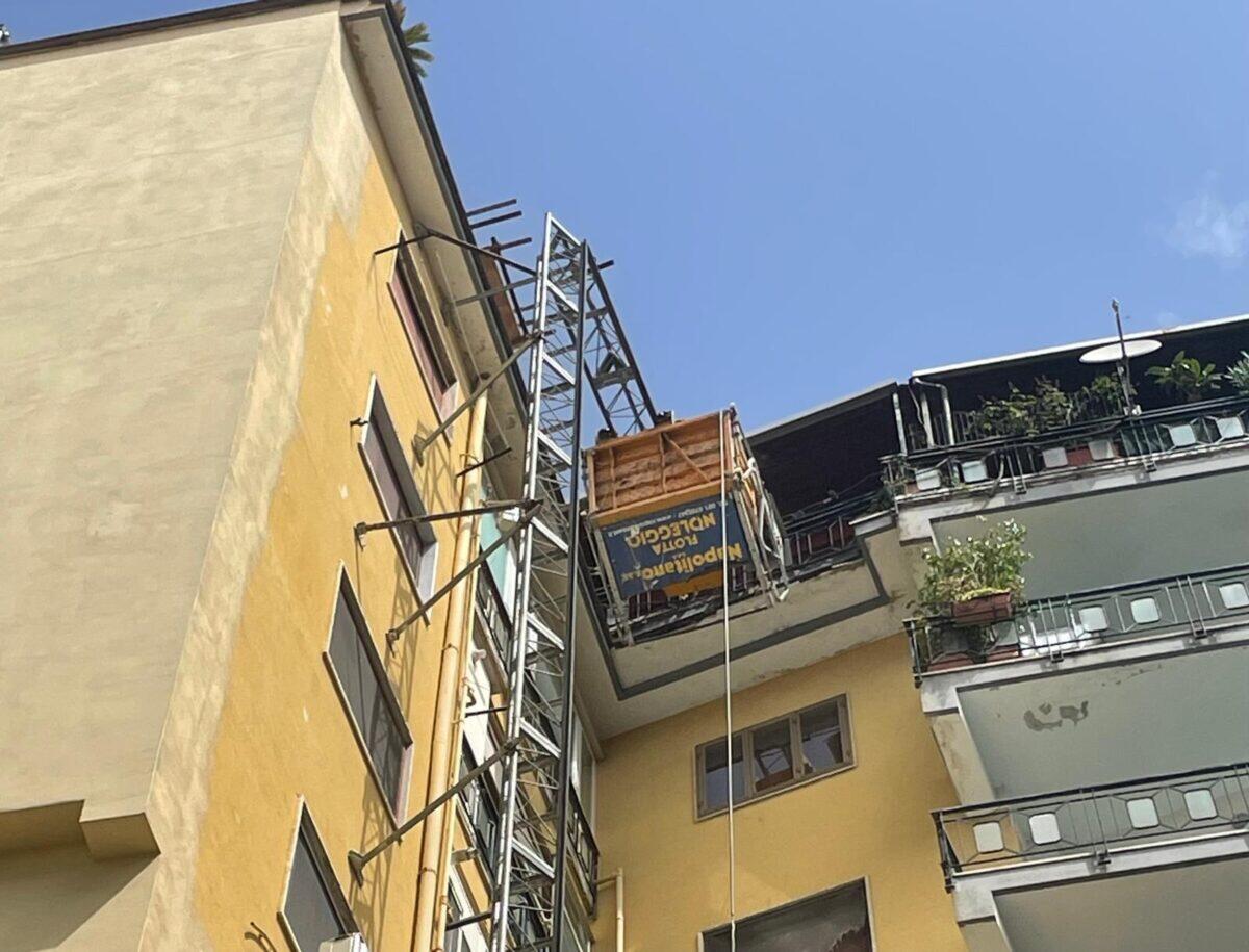 Cede un montacarichi in un cantiere | Tre operai perdono la vita: cosa non sapevi sul rischio lavoro? - 