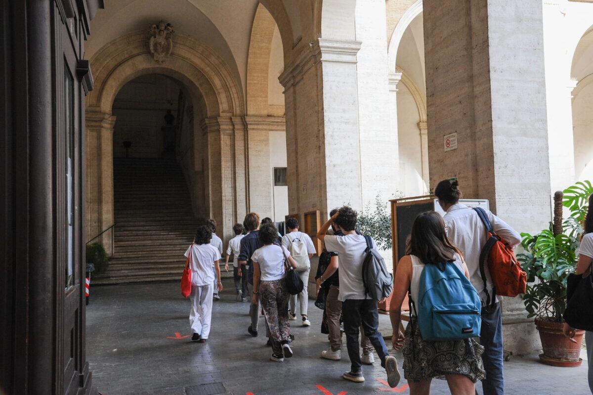 D'Annunzio diventa estetista e Moro rapito da Cosa Nostra: il caos della Maturità 2025 | Gli studenti svelano gli strafalcioni più incredibili! - 