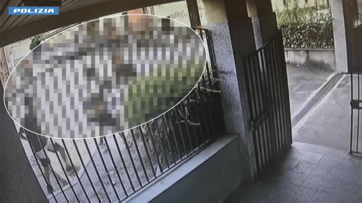 Coltellate in pieno giorno a un turista americano | Milano è davvero sicura? -