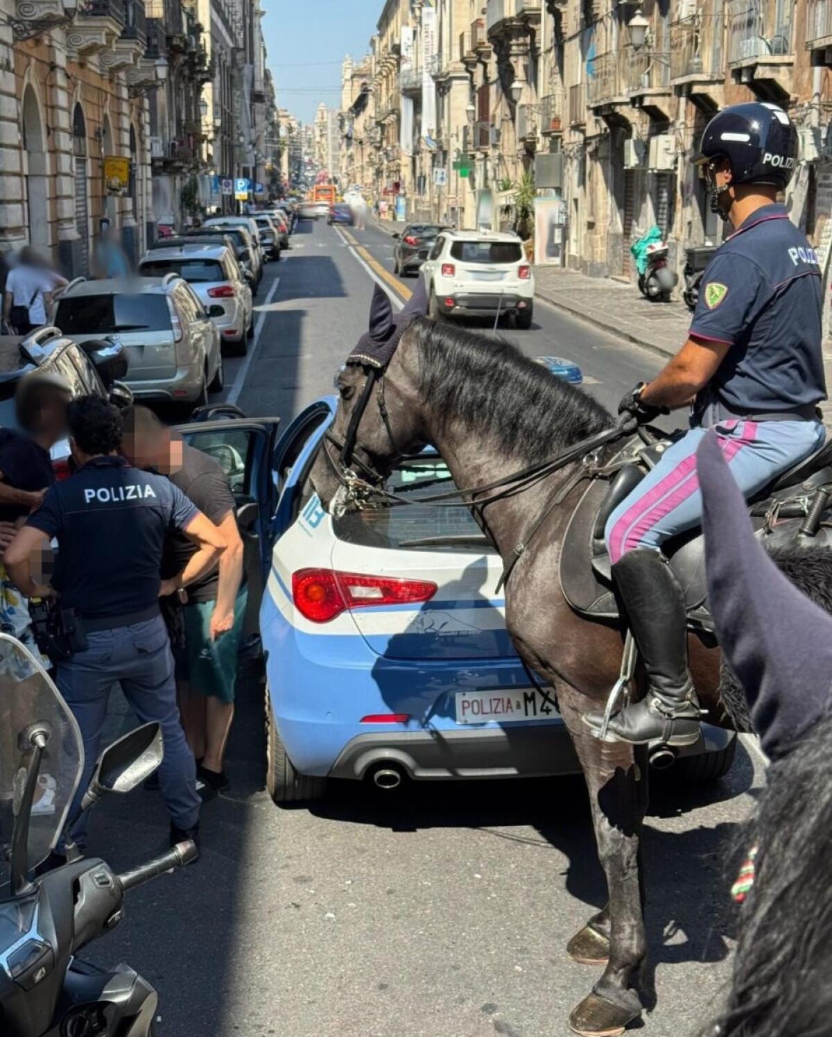 Furto in pieno giorno a Catania | Scopri come la Polizia ha fermato due malviventi in modo inaspettato! -