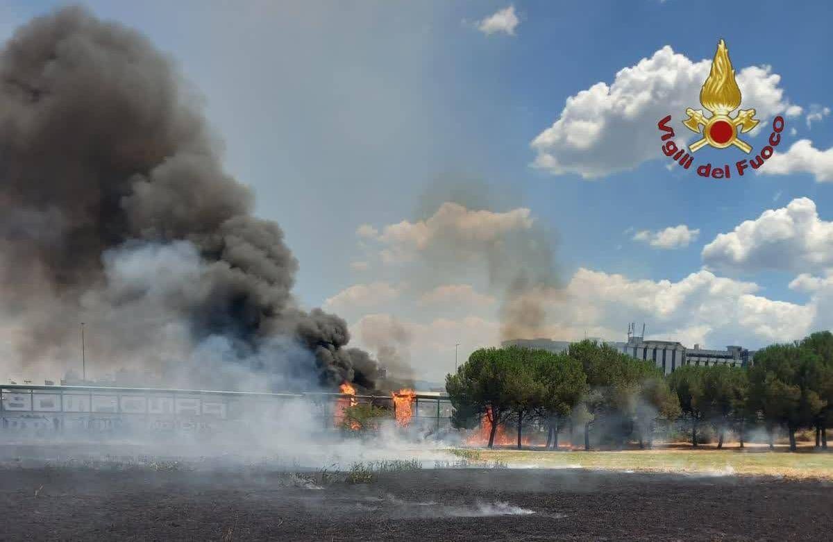 Incendio a Roma, fiamme partite da baracca raggiungono barriere anti rumore sul Gra: salvata una donna -