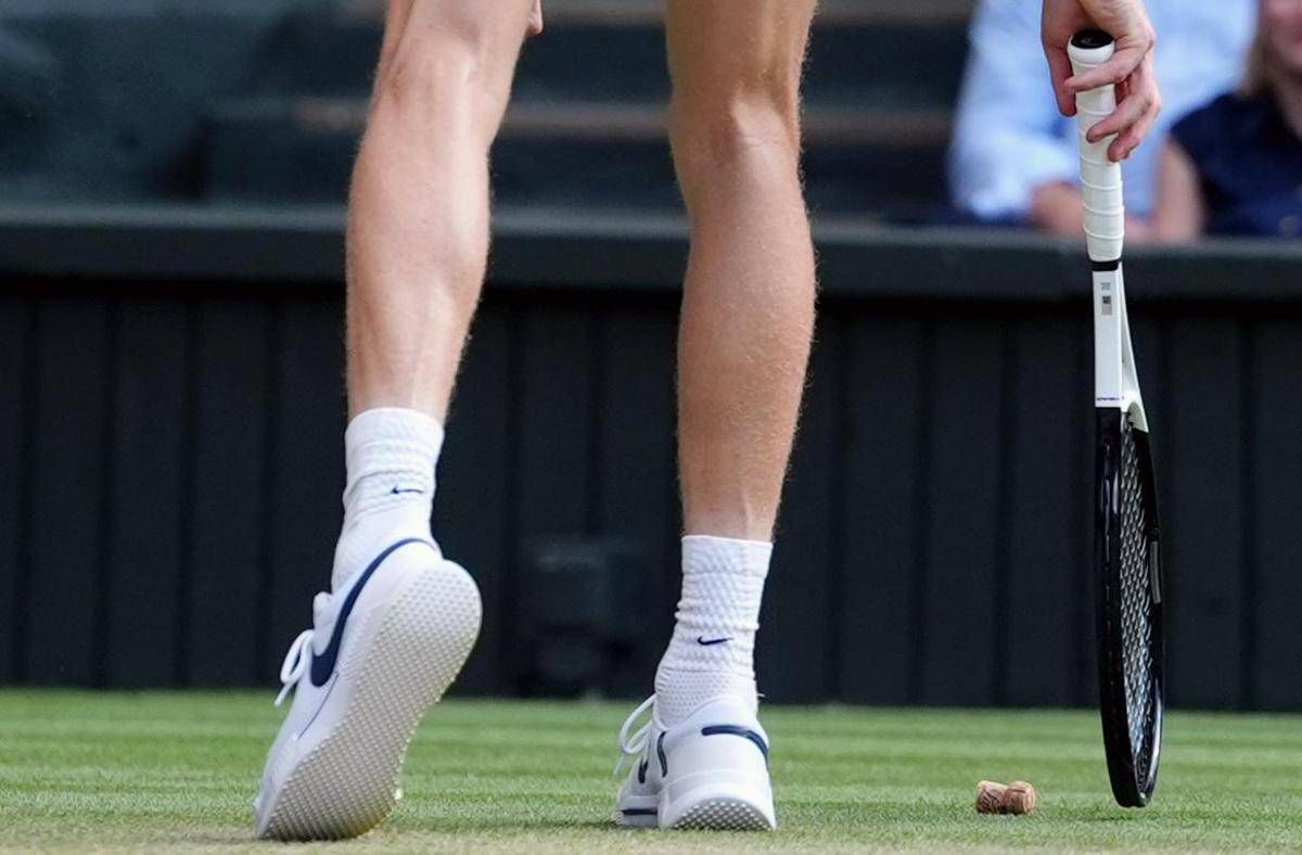 Solo a Wimbledon, tappo di champagne in campo durante la finale -