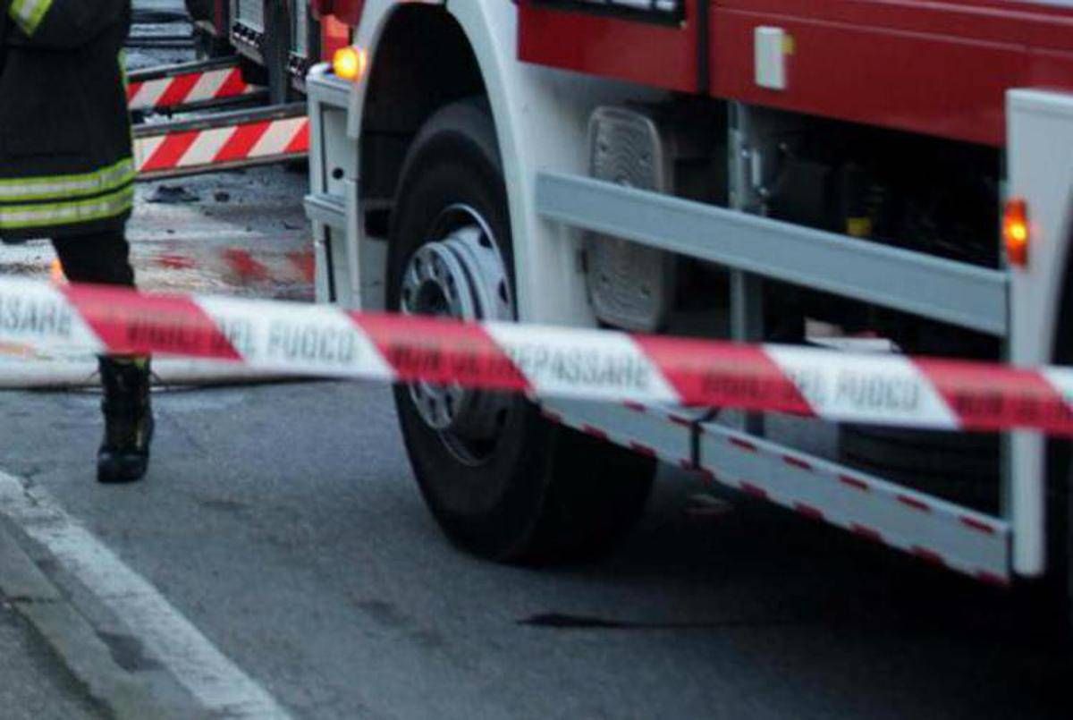 Milano, incendio in campo rom di via Bonfadini: rischio disagi a Linate -