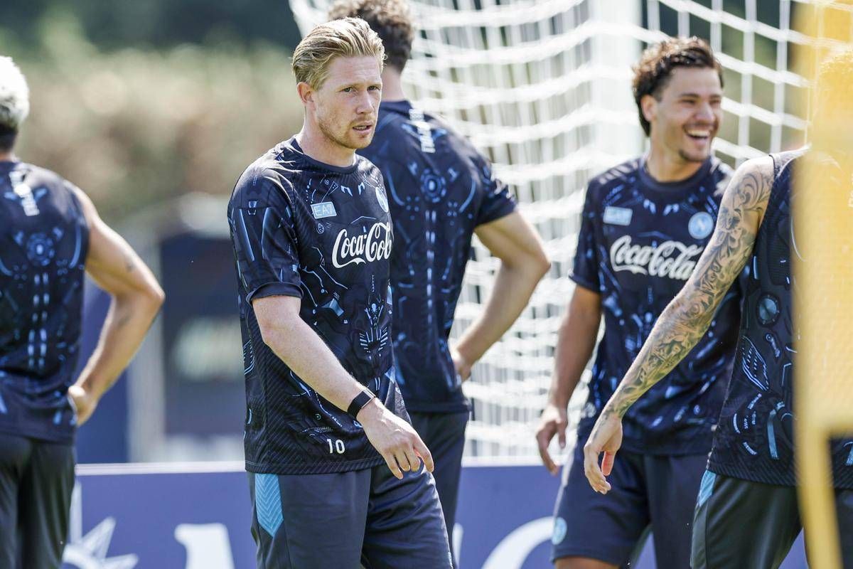Napoli, De Bruyne come... Maradona: palleggia di stinco e incanta i tifosi -