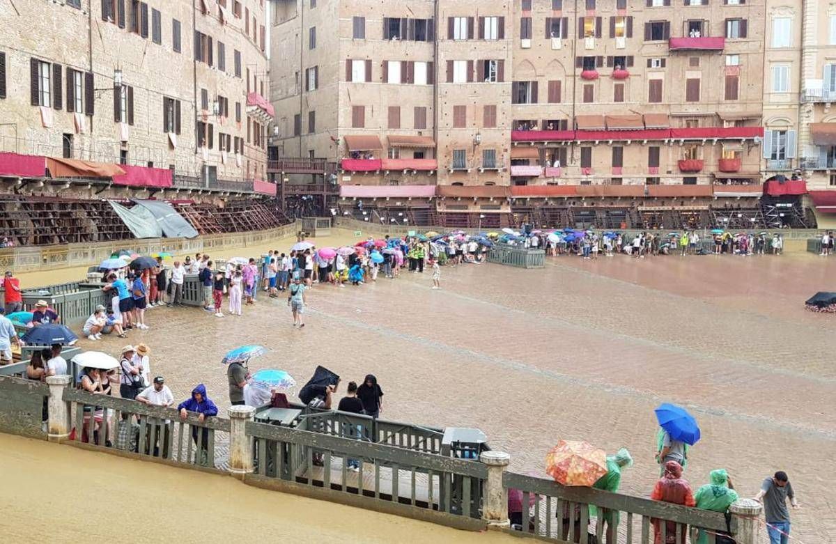 Palio di Siena salta per maltempo, la corsa è rinviata a domani -